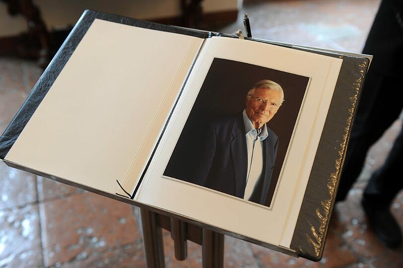 Ein Kondolenzbuch mit einem Foto von Karlheinz Böhm.