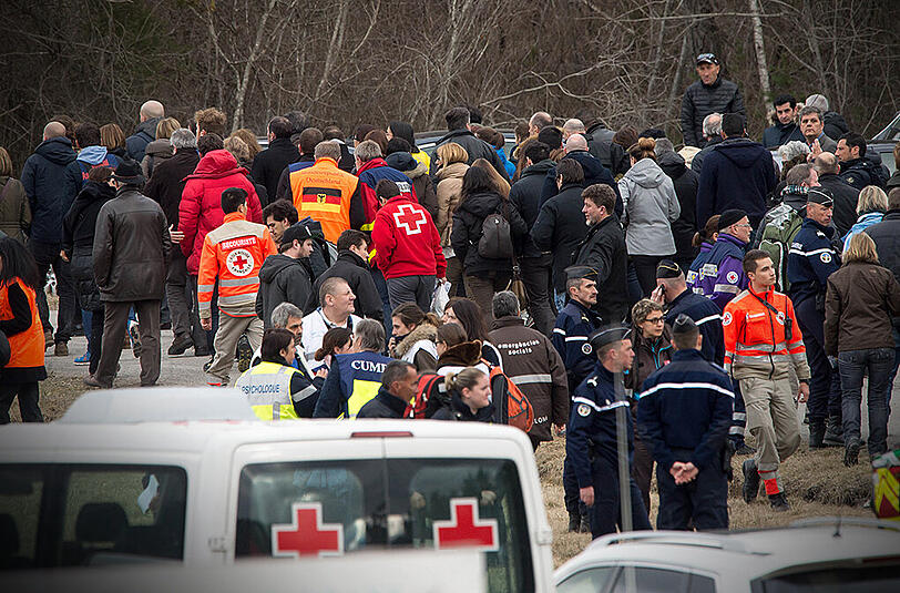 Angehörige der Opfer kommen am 26. März in Le Vernet, nahe der Absturzstelle an. Auch die Hochstaplerin aus Beverungen mischte sich wohl unter die Trauernden.