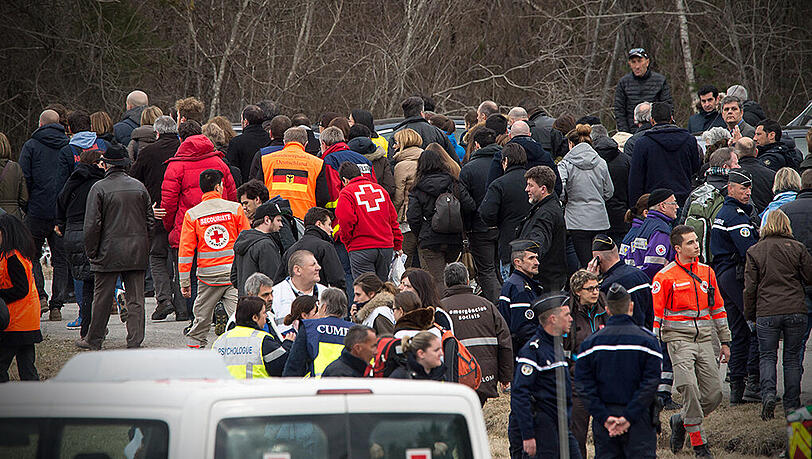 Angehörige der Opfer kommen am 26. März in Le Vernet, nahe der Absturzstelle an. Auch die Hochstaplerin aus Beverungen mischte sich wohl unter die Trauernden. Angehörige der Opfer kommen am 26. März in Le Vernet, nahe der Absturzstelle an. Auch die Hochstaplerin aus Beverungen mischte sich wohl unter die Trauernden.