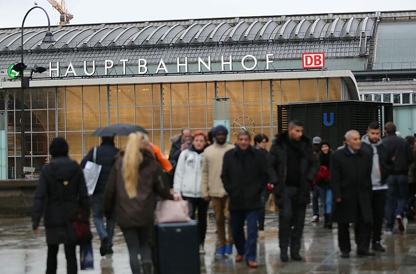 In der Silvesternacht sind rund um den Kölner Hauptbahnhof Dutzende Frauen massiv sexuell belästigt und ausgeraubt worden. Bisher liegen 60 Anzeigen vor.