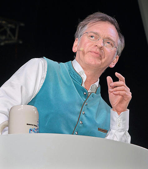 Er setzt Pointen &ndash; und sorgt dazwischen für den Zusammenhalt in der Münchner Gesellschaft: Kabarettist  Christian Springer.