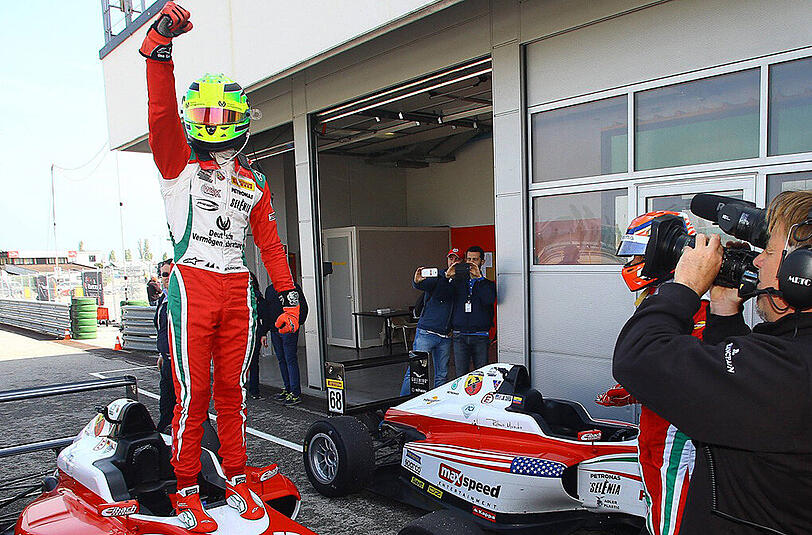 Das Jubeln hat er vom Vater gelernt: Mick Schumacher.