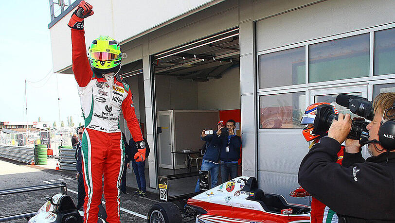 Das Jubeln hat er vom Vater gelernt: Mick Schumacher. Das Jubeln hat er vom Vater gelernt: Mick Schumacher.