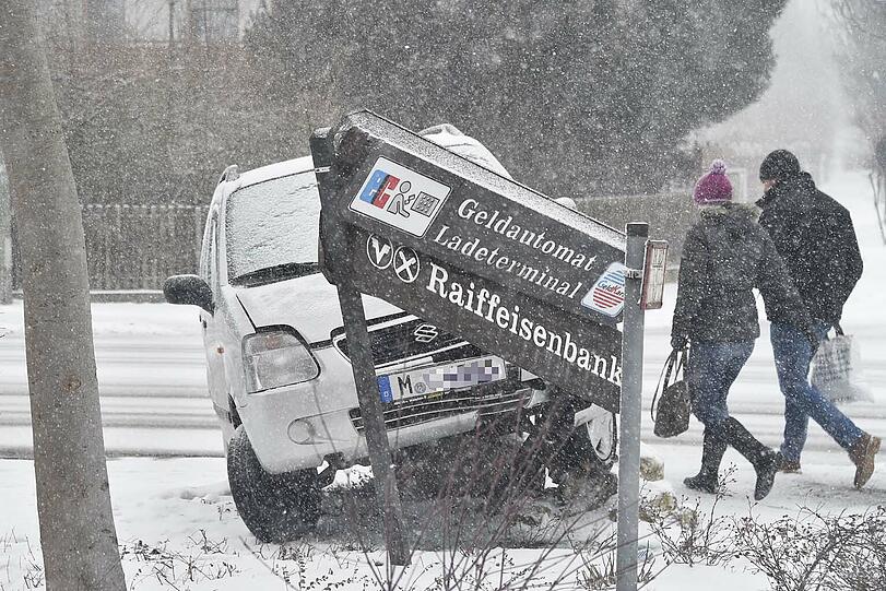 Der Suzuki endete auf dem Bankschild. Verletzt wurde bei dem Unfall glücklicherweise niemand.
