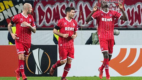 Kölns Matthias Lehmann (l-r), Milos Jojic und Torschütze Sehrou Guirassy jubeln nach dem Treffer zur 1:0 Führung.