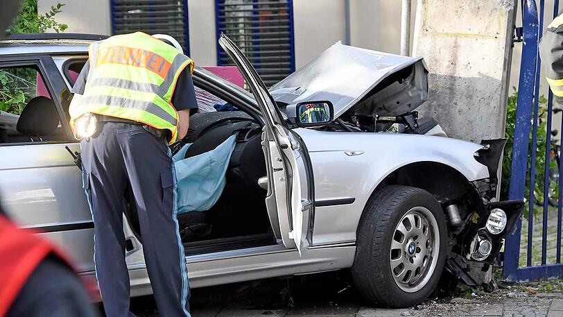 Alkohol-Crash in Unterhaching - die Bilder von der Unfallaufnahme.