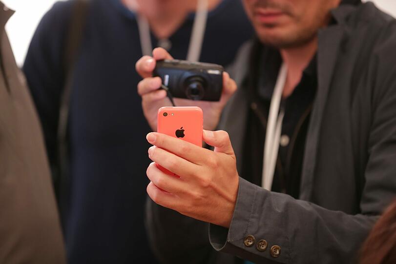 Apple hat erstmals ein neues günstigeres iPhone-Modell vorgestellt. Das Gerät heißt wie erwartet iPhone 5C und hat ein Gehäuse aus Plastik in bunten Farben. Die Bilder aus dem Berliner Apple-Store.