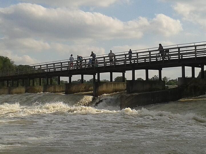 Besucher betrachten die wilde Isar - festgehalten von AZ-Leser Peter Reiser.