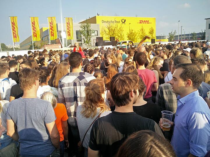 Dem AZ-Reporter vor Ort zufolge sind rund 2.500 Menschen zum Gratis-Konzert von Marteria und Casper gekommen.