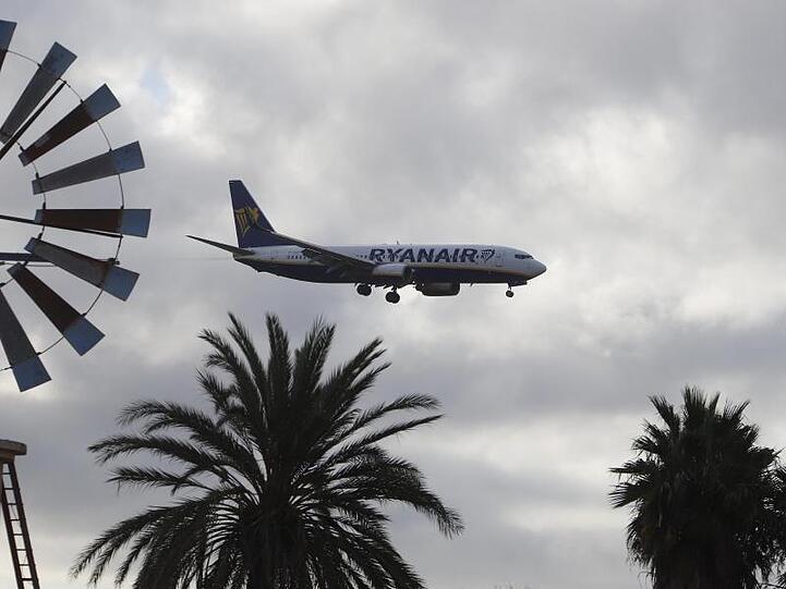 Ein Ryanair-Flugzeug landet auf Mallorca.