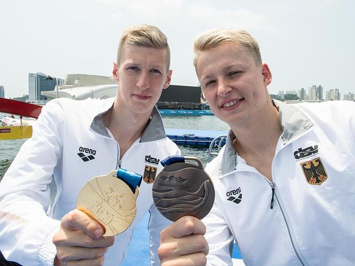 Die Freiwasserschwimmer Florian Wellbrock (l) und Rob Muffels holten über 10 Kilometer Gold und Bronze.