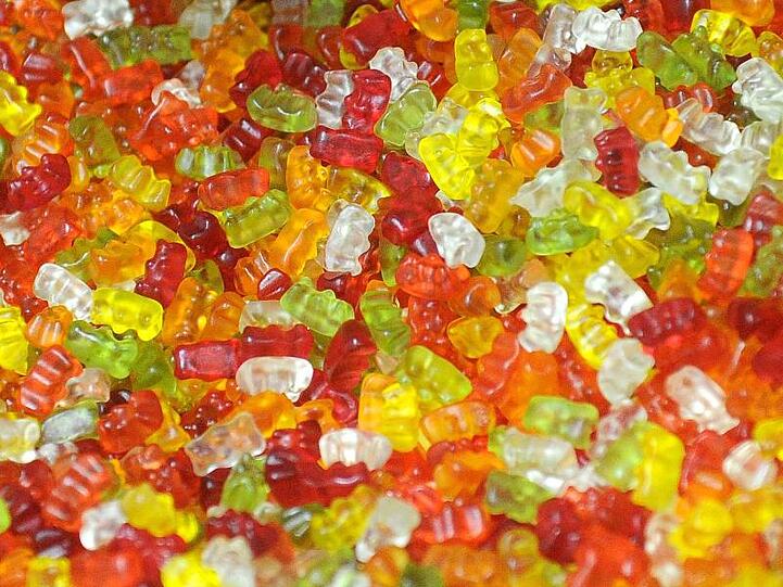 Gummibärchen liegen in der Haribo-Fabrik in Bonn bereit. Branchenriese Haribo hat rechtliche Schritte gegen ein spanisches Unternehmen eingeleitet.
