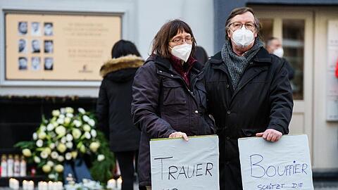 Zwei Demonstranten am Heumarkt, in der Nähe eines der Tatorte in Hanau.