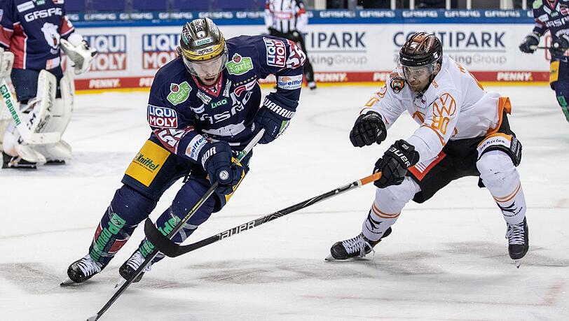 Berlins John Ramage (l) kämpft gegen Jan Nijenhuis von Grizzlys Wolfsburg um den Puck.