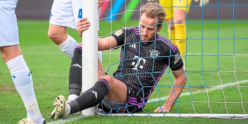 Schockmoment in der 78. Minute: Harry Kane knallt mit dem Knöchel gegen den Torpfosten, muss darauf ausgewechselt werden.