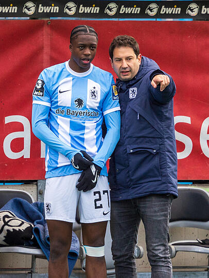 Das ist der Weg, den wir mit Dir bestreiten wollen: Löwen-Trainer Argirios Giannikis (r.) erteilt Mansour Ouro-Tagba Anweisungen. Ob er das auch in der kommenden Saison noch kann, ist fraglich.