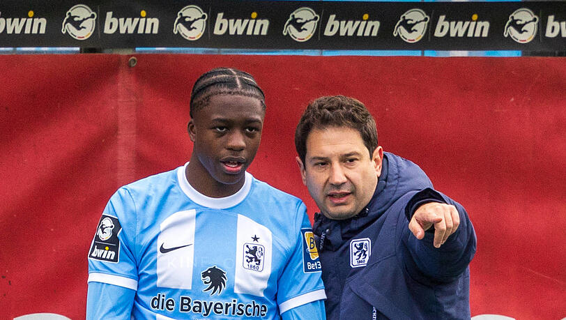 Das ist der Weg, den wir mit Dir bestreiten wollen: Löwen-Trainer Argirios Giannikis (r.) erteilt Mansour Ouro-Tagba Anweisungen. Ob er das auch in der kommenden Saison noch kann, ist fraglich. Das ist der Weg, den wir mit Dir bestreiten wollen: Löwen-Trainer Argirios Giannikis (r.) erteilt Mansour Ouro-Tagba Anweisungen. Ob er das auch in der kommenden Saison noch kann, ist fraglich.