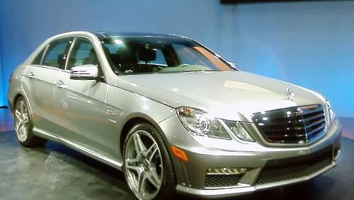 Gelungene Design-Mischung zwischen Kraft und Eleganz: der neue E 63 AMG. Gelungene Design-Mischung zwischen Kraft und Eleganz: der neue E 63 AMG.