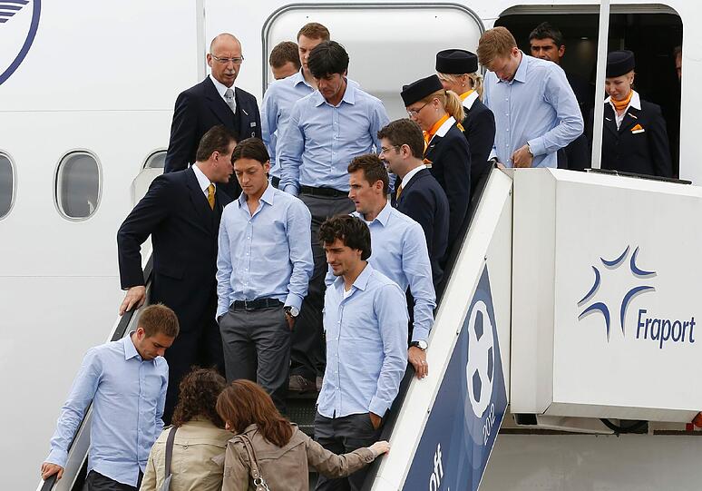 Abflug zum Titel? Die DFB-Elf ist nach Polen gestartet. Die Bilder