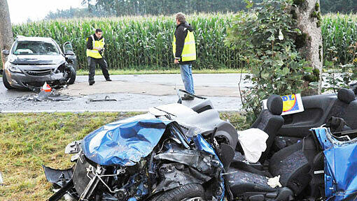 Ein Bild der Zerstörung: die Unfallstelle bei Hohenkammern. Ein Bild der Zerstörung: die Unfallstelle bei Hohenkammern.