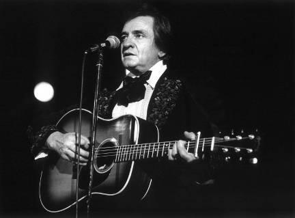 Columbia Records hat es niemals veröffentlicht. Ab 1981 nahm Johnny Cash &bdquo;Out Among The Stars&ldquo; auf. Sein Sohn John Carter Cash hat jetzt die zwölf Songs aus dem Archiv gekramt. Das Album erscheint am 21. März.