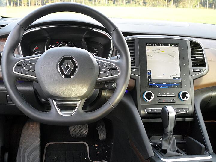 Der Fahrerarbeitsplatz ist gelungen, über den großen Touchscreen lassen sich fast alle Funktionen steuern.