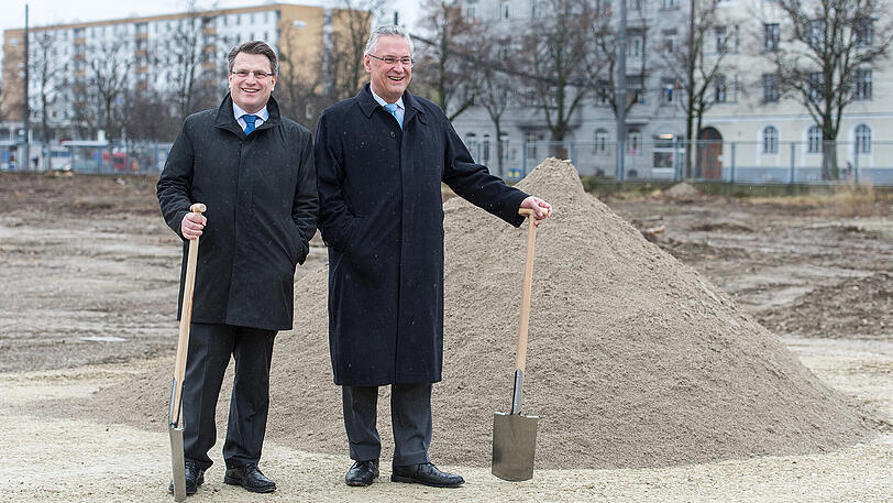 Reicht Bayerns Innenminister Joachim Herrmann den Spaten an Winfried Bausback (l.) weiter? Der aktuelle Justizminister gilt als heißer Kandidat für den Posten Herrmanns, sollte dieser nach Berlin gehen.