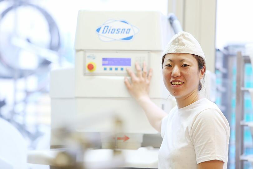 "Schon als Kind wollte ich Bäcker werden", sagt Ayaka Kawamura aus Japan. Nun ist ihr Traum wahr geworden - in einer Bäckerei im Münchner Stadtteil Laim.
