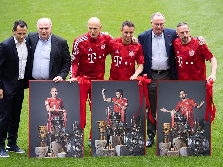 Hasan Salihamidzic (l-r) Uli Hoeneß und Karl-Heinz Rummenigge verabschieden Arjen Robben, Rafinha und Franck Ribéry.