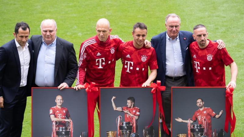Hasan Salihamidzic (l-r) Uli Hoeneß und Karl-Heinz Rummenigge verabschieden Arjen Robben, Rafinha und Franck Ribéry. Hasan Salihamidzic (l-r) Uli Hoeneß und Karl-Heinz Rummenigge verabschieden Arjen Robben, Rafinha und Franck Ribéry.