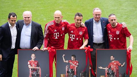 Hasan Salihamidzic (l-r) Uli Hoeneß und Karl-Heinz Rummenigge verabschieden Arjen Robben, Rafinha und Franck Ribéry.