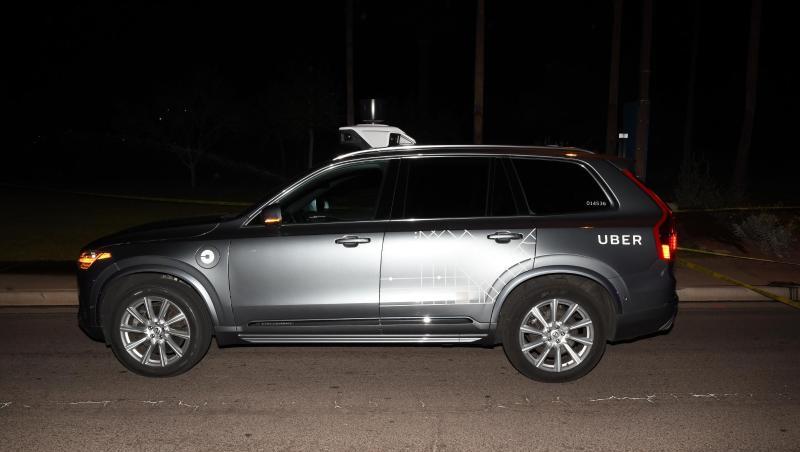 Das von der Polizei Tempe herausgegebene Bild zeigt einen Roboter-Testwagen des Fahrdienst-Vermittlers Uber, nachdem er eine Fußgängerin angefahren und getötet hatte. Das von der Polizei Tempe herausgegebene Bild zeigt einen Roboter-Testwagen des Fahrdienst-Vermittlers Uber, nachdem er eine Fußgängerin angefahren und getötet hatte.