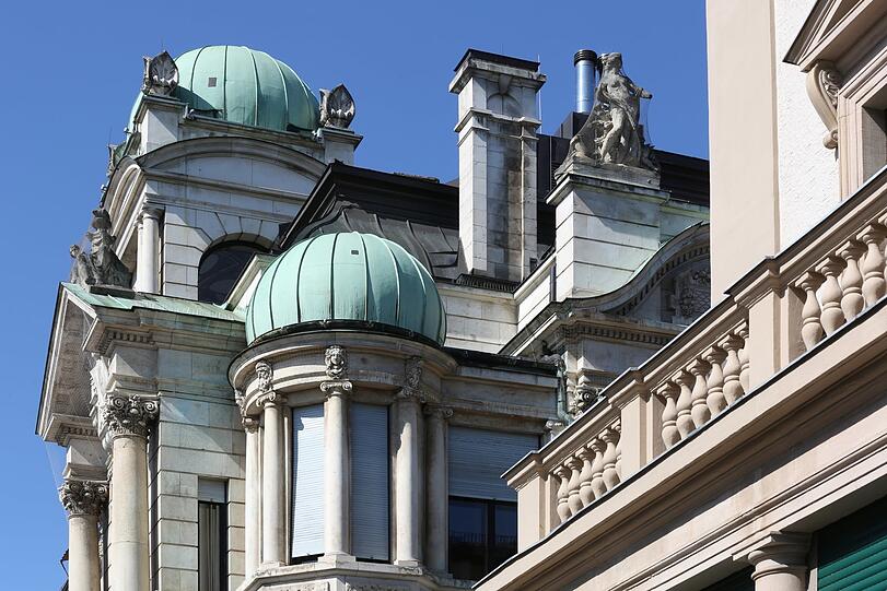 Das Pacelli-Palais von 1881 mit seinen Kuppeln und Skulpturen: sicherlich das prunkvollste Gebäude an der Georgenstraße. Mehr Bilder vom Stadtspaziergang hier zum Durchklicken.