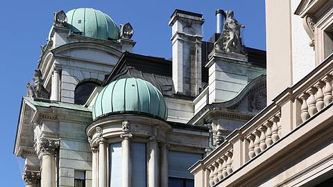 Das Pacelli-Palais von 1881 mit seinen Kuppeln und Skulpturen: sicherlich das prunkvollste Gebäude an der Georgenstraße. Mehr Bilder vom Stadtspaziergang hier zum Durchklicken.
