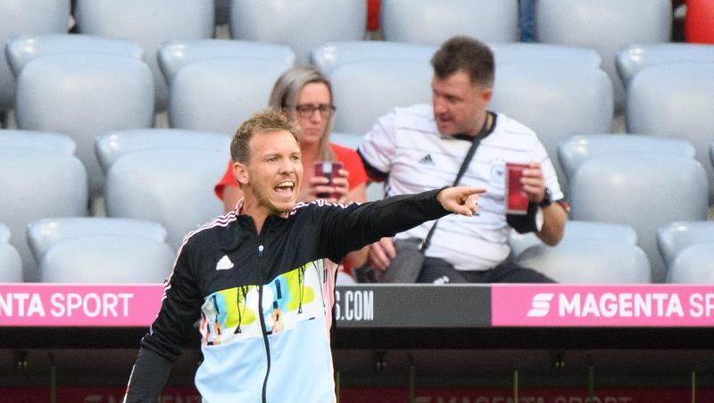 Trainer Julian Nagelsmann vom FC Bayern München gestikuliert am Spielfeldrand.