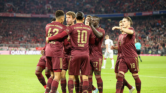 Die Bayern bejubeln den Treffer gegen Leverkusen.