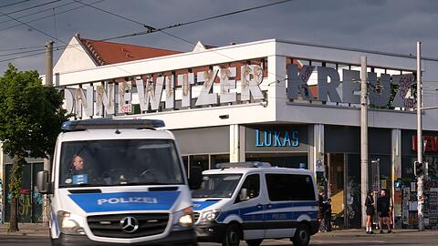 Polizeifahrzeuge passieren das Connewitzer Kreuz.
