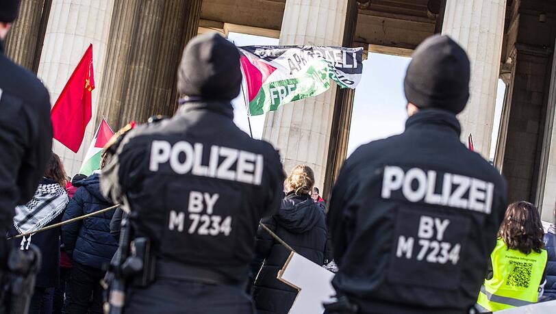 Polizisten bei einer pro-palästinensischen Demonstration. Polizisten bei einer pro-palästinensischen Demonstration.