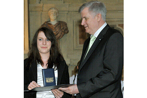Ministerpräsident Horst Seehofer zeichnet Eva Wilfing (15) mit der Lebensrettermedaille aus.