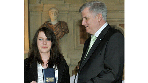 Ministerpräsident Horst Seehofer zeichnet Eva Wilfing (15) mit der Lebensrettermedaille aus. Ministerpräsident Horst Seehofer zeichnet Eva Wilfing (15) mit der Lebensrettermedaille aus.