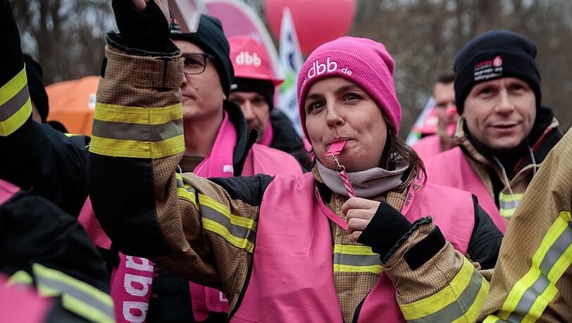 Proteste zum Verhandlungsauftakt.
