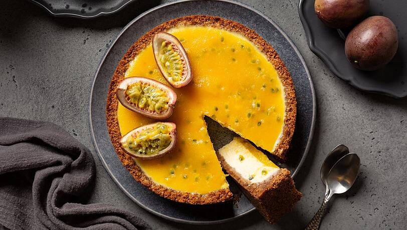 Dieser Passionsfrucht-Cheesecake &uuml;berzeugt nicht nur optisch.