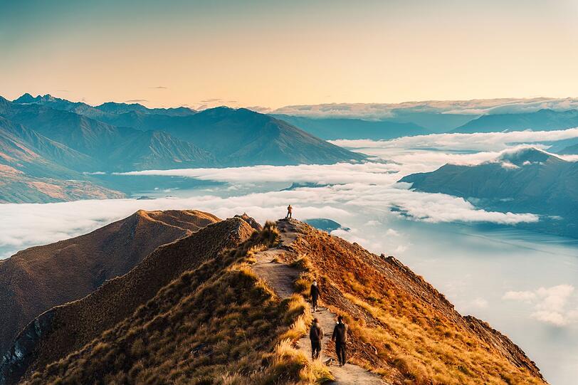 Das Gefühl, einen Gipfel erklommen zu haben und die Welt von oben zu betrachten, ist unbeschreiblich. Um das zu erleben, müssen Sie nicht bis ans andere Ende der Welt reisen, wo sich der neuseeländische Roys Peak von unserem Foto befindet. Auch die Alpen versprechen Glücksgefühle über den Wolken. Für Anfänger finden sich dabei genauso geeignete Touren wie für Bergsteigerprofis. Das Gefühl, einen Gipfel erklommen zu haben und die Welt von oben zu betrachten, ist unbeschreiblich. Um das zu erleben, müssen Sie nicht bis ans andere Ende der Welt reisen, wo sich der neuseeländische Roys Peak von unserem Foto befindet. Auch die Alpen versprechen Glücksgefühle über den Wolken. Für Anfänger finden sich dabei genauso geeignete Touren wie für Bergsteigerprofis.