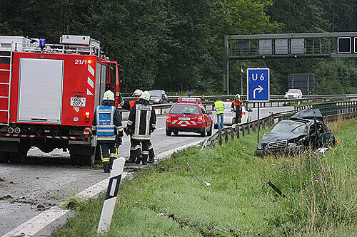Die Spuren am Mercedes zeigen, wie hart der Aufprall war: Ein 25-Jähriger ist bei einem Überholmanöver auf der A8 ums Leben gekommen.