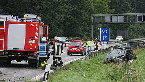 Die Spuren am Mercedes zeigen, wie hart der Aufprall war: Ein 25-Jähriger ist bei einem Überholmanöver auf der A8 ums Leben gekommen. Die Spuren am Mercedes zeigen, wie hart der Aufprall war: Ein 25-Jähriger ist bei einem Überholmanöver auf der A8 ums Leben gekommen.