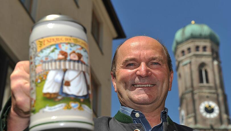 Sepp Krätz strahlt mit Krug: Sein Hippodrom ist auch dieses Jahr auf dem Fest vertreten. Neu ist dort der Wagyu-Burger mit Fleisch aus eigener Zucht.