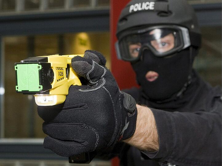 Ein Taser - bisher verfügen nur Spezialeinheiten der Bayerischen Polizei über diese Distanzwaffe.
