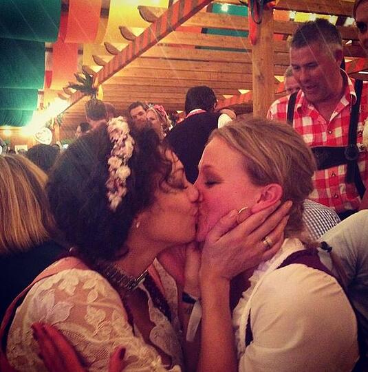 Später am Abend busselt Lilly Becker in der Schnapsbar vom Schützenzelt eine Blondine.
