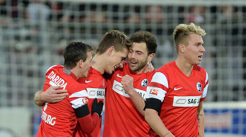 Eintracht Frankfurt Freiburg im Schwarzwald-Stadion. Vladimir Darida, Torschütze Nils Petersen, Admir Mehmedi und Felix Klaus (l-r) von Freiburg bejubeln das 2:1.
