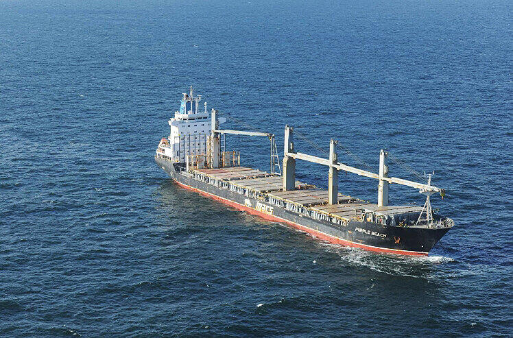Der Frachter "Purple Beach" liegt am 26.05.2015 in der Deutschen Bucht in der Nordsee. Bei dem Frachter hat es einen Notfall gegeben. Die Besatzung hatte am Montagabend Rauchentwicklung in einem der Laderäume des Schiffs bemerkt, teilte das Havariekommando am Dienstag in Cuxhaven (Niedersachsen) mit.